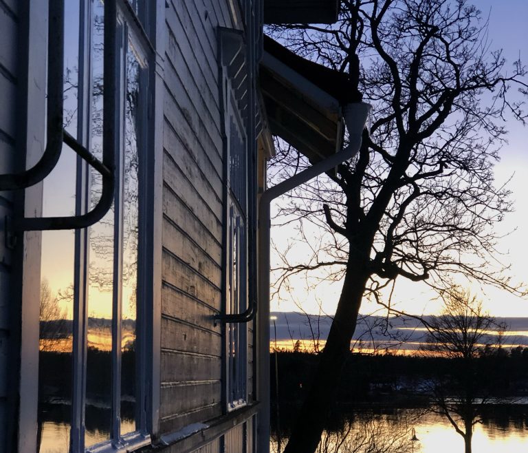 Bild av fönster på Ålands fredsinstitut.